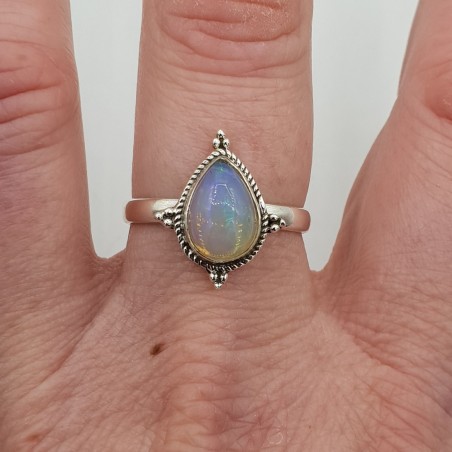 Zilveren ring met druppelvormige Ethiopische Opaal maaat 18.5 mm