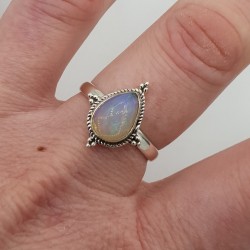 Zilveren ring met druppelvormige Ethiopische Opaal maaat 18.5 mm
