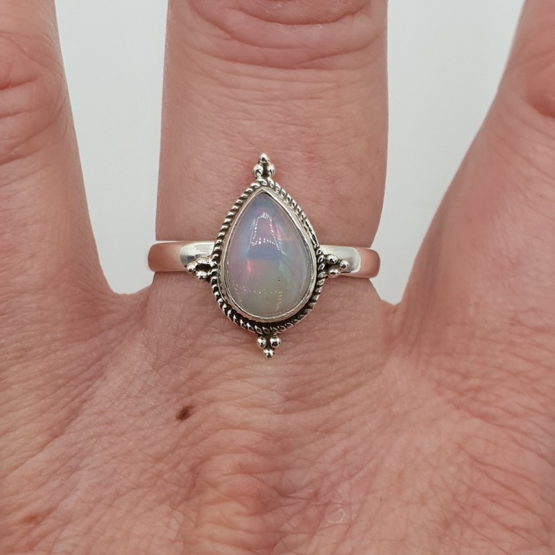 Zilveren ring met druppelvormige Ethiopische Opaal ring maaat 18.5 mm