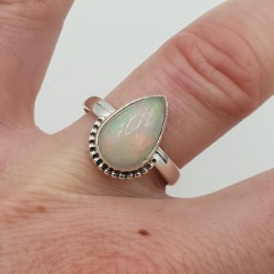 Zilveren ring gezet met druppelvormige Ethiopische Opaal maaat 17.7 mm