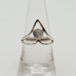 Zilveren ring met kleine ronde cabochon Maansteen