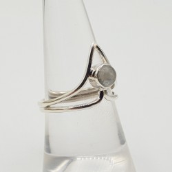 Zilveren ring met kleine ronde cabochon Maansteen
