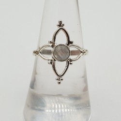 Zilveren ring gezet met kleine ronde cabochon Maansteen