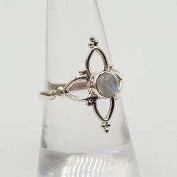 Zilveren ring gezet met kleine ronde cabochon Maansteen