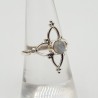 Zilveren ring gezet met kleine ronde cabochon Maansteen