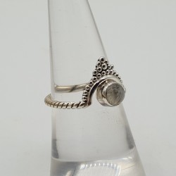 Zilveren ring met kleine ronde cabochon geslepen Maansteen