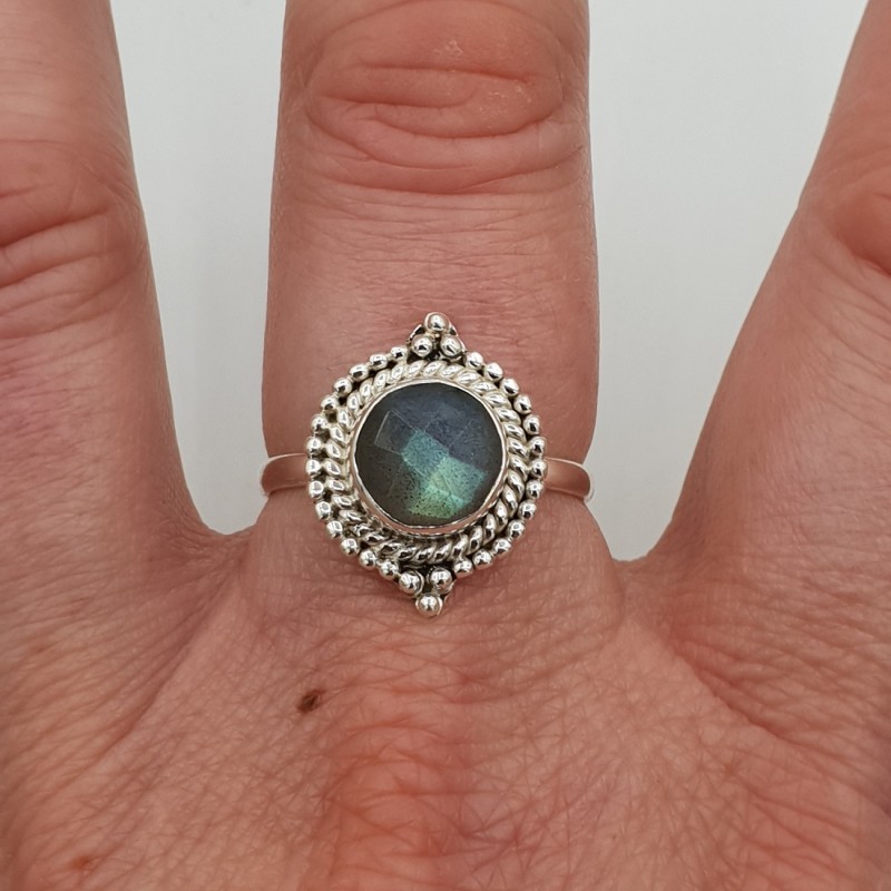 Zilveren ring gezet met ronde facet geslepen Labradoriet 18 mm