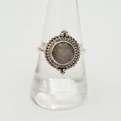 Zilveren ring gezet met ronde facet geslepen Labradoriet 18 mm