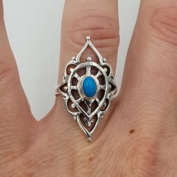 Zilveren ring gezet met Turkoois en bewerkte kop 17.3 mm