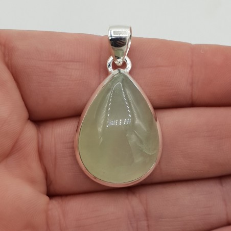 Zilveren hanger met druppelvormige cabochon geslepen Prehniet