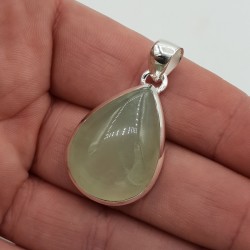 Zilveren hanger met druppelvormige cabochon geslepen Prehniet