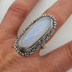 Zilveren ring met regenboog Maansteen en bewerkte kop