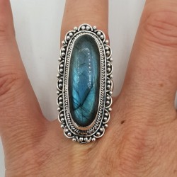 Zilveren ring met Labradoriet en bewerkte kop