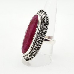 Zilveren ring gezet met grote ovale Robijn 16 mm