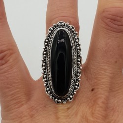 Zilveren ring gezet met zwarte Onyx en bewerkte kop