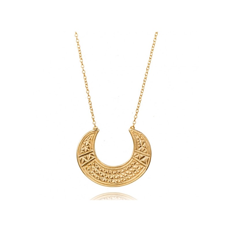 Vergulde ketting met bewerkte halve maan hanger
