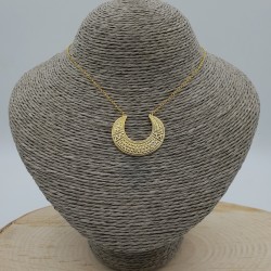 Vergulde ketting met bewerkte halve maan hanger