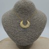 Vergulde ketting met bewerkte halve maan hanger