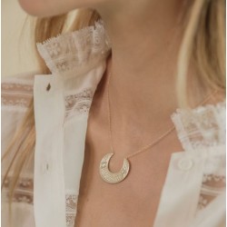 Vergulde ketting met bewerkte halve maan hanger