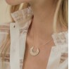 Vergulde ketting met bewerkte halve maan hanger
