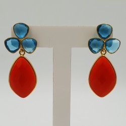 Vergulde oorbellen met Topaas blauwe quartz en Granaat rode quartz
