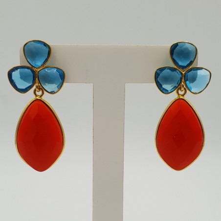 Vergulde oorbellen met Topaas blauwe quartz en Granaat rode quartz