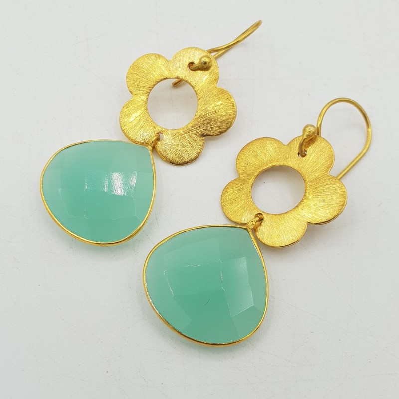 Vergulde oorbellen met bloem en aqua Chalcedoon