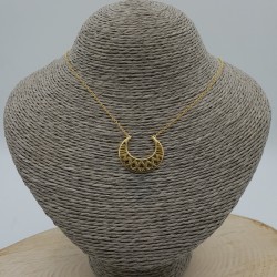 Vergulde ketting met open bewerkte halve maan hanger