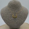 Vergulde ketting met open bewerkte halve maan hanger