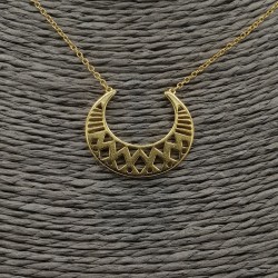 Vergulde ketting met open bewerkte halve maan hanger