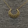 Vergulde ketting met open bewerkte halve maan hanger