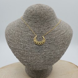 Vergulde ketting met open bewerkte halve maan hanger
