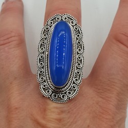 Zilveren ring met blauw Chalcedoon en bewerkte kop