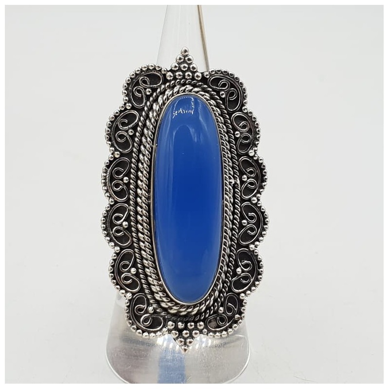 Zilvren ring met blauw Chalcedoon gezet in bewerkte setting