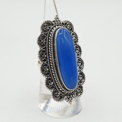 Zilvren ring met blauw Chalcedoon gezet in bewerkte setting
