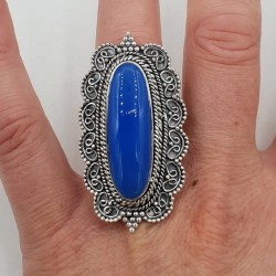 Zilvren ring met blauw Chalcedoon gezet in bewerkte setting