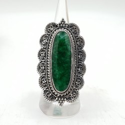 Zilvren ring met Emerald gezet in bewerkte setting
