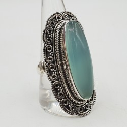 Zilveren ring met aqua Chalcedoon en bewerkte kop