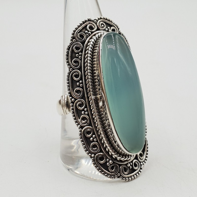 Zilveren ring met aqua Chalcedoon en bewerkte kop