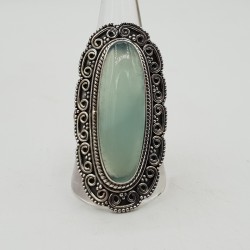 Zilveren ring met aqua Chalcedoon en bewerkte kop