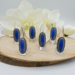 Zilveren ring gezet met blauw Chalcedoon en bewerkte kop