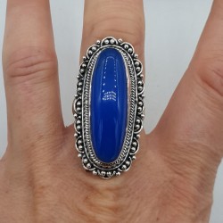 Zilveren ring gezet met blauw Chalcedoon en bewerkte kop
