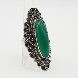 Zilveren ring met ovale groene Onyx in bewerkte setting 16 mm