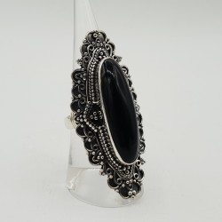 Zilveren ring met ovale zwarte Onyx in bewerkte setting