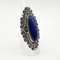 Zilveren ring met ovale Lapis Lazuli in bewerkte setting