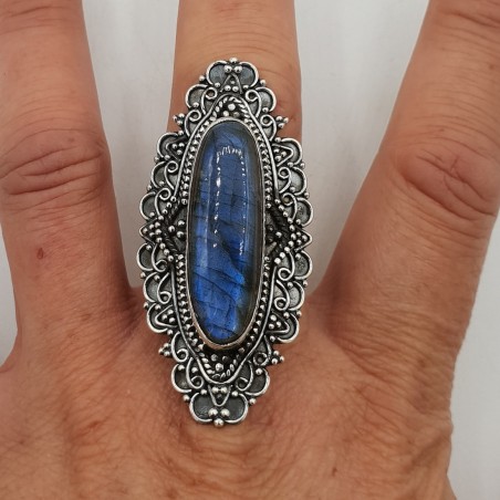 Zilveren ring met ovale Labradoriet in bewerkte setting 16.5 mm