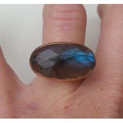 Vergulde ring met dwarsliggende ovale facet Labradoriet 17.3 mm