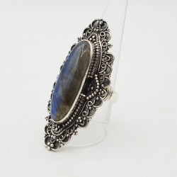 Zilveren ring met ovale Labradoriet in bewerkte setting 16.5 mm