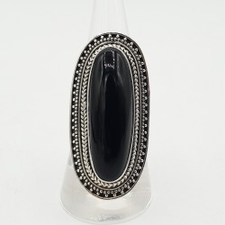 Zilveren ring gezet met ovale zwarte Onyx