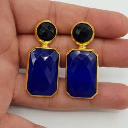 Vergulde oorbellen met zwarte Onyx en blauw Chalcedoon